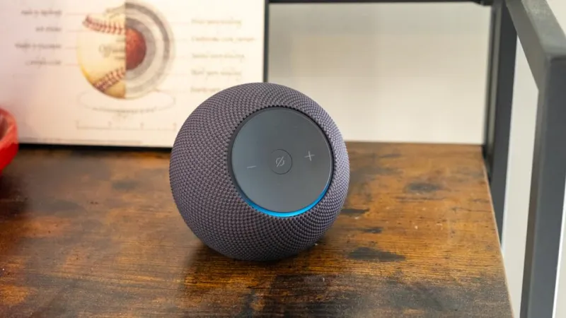 Вид сбоку на динамик Amazon Echo Dot Max