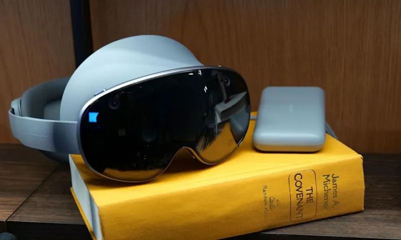 Пользователь использует реалистичный и отзывчивый аватар Likeness.