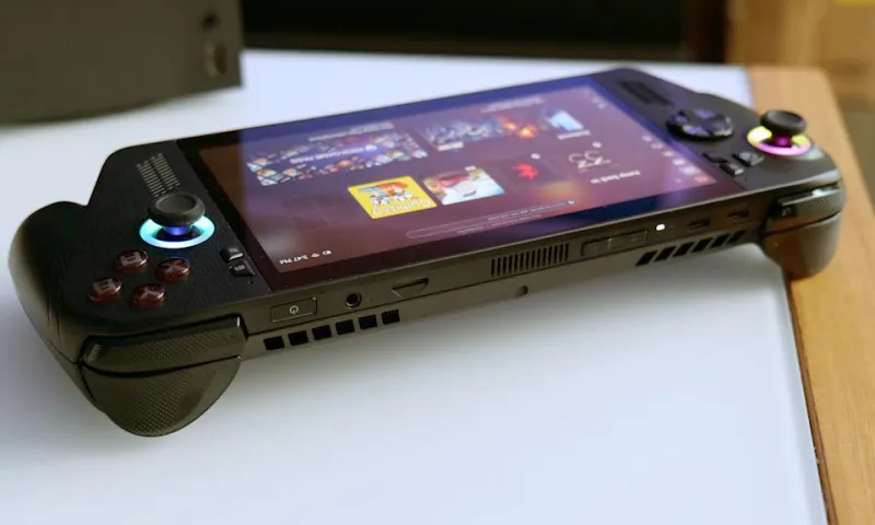 Вот сравнение размеров ASUS ROG Xbox Ally X (внизу) и Lenovo Legion Go 2 (вверху).