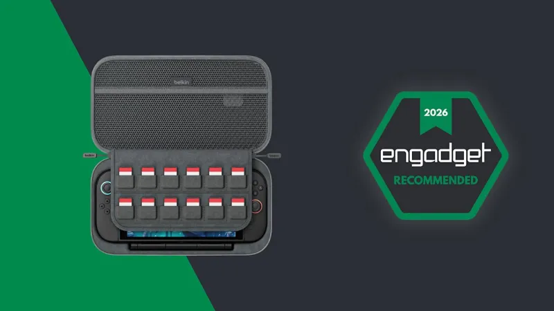 Простой Кейс Pro (снизу) немного больше и тяжелее предыдущей модели, но к тому же почти идентичен по дизайну.