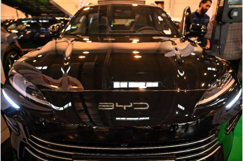 BYD обгоняет Tesla: китайский гигант лидирует в продажах электромобилей