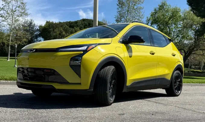 Chevrolet Bolt 2027: Возвращение легендарного электромобиля с новыми технологиями