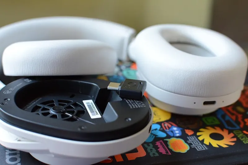 Пятипозиционный джойстик и кнопка ANC на наушниках Fender Mix