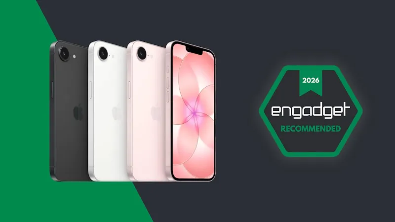 Розовый iPhone 17e и белый iPhone 16e в ладони на фоне кирпичной стены