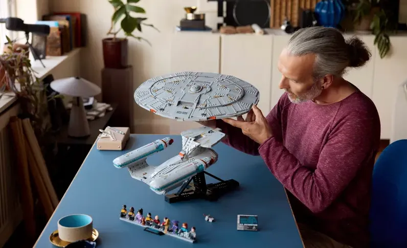 Lego Enterprise-D: собираем звездолет из Star Trek