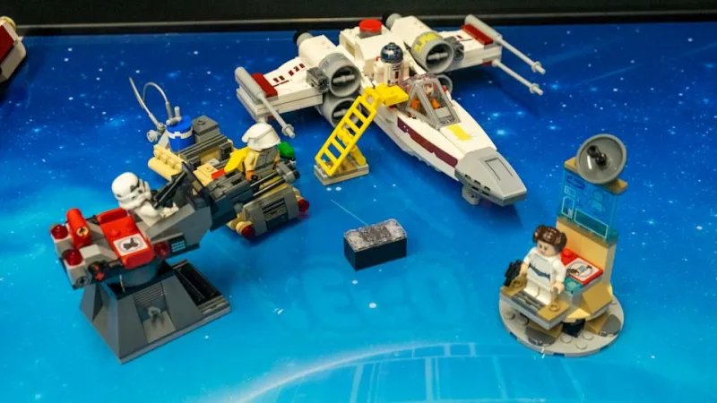 Смарт-плитка позволяет умному кубику идентифицировать модель как истребитель X-Wing