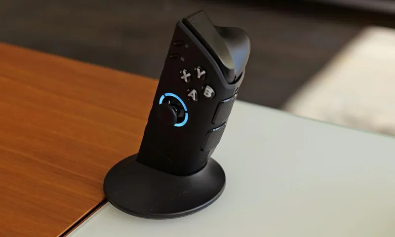 На верхней грани Legion Go 2 расположен порт USB-C и кнопка питания со сканером отпечатков пальцев. На нижней грани — второй USB-C, 3.5мм аудиоразъем и слот для microSD.