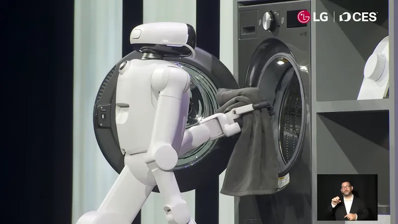 CLOiD в данный момент занимается стиркой.