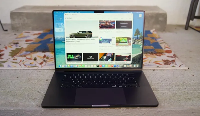 MacBook Pro 16 дюймов (2026, M5 Max) на пороге дома