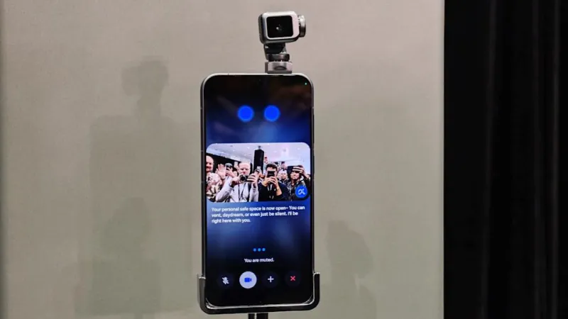 Гуманоидный робот Honor пожимает руку генеральному директору Джеймсу Ли на сцене MWC