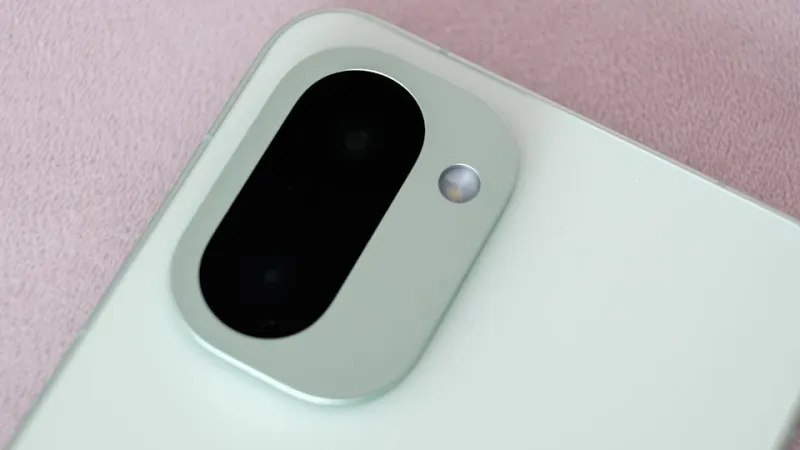 Несмотря на большой размер, OnePlus 15R не слишком тяжелый.