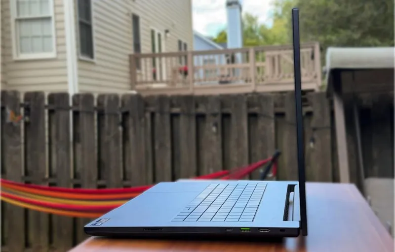 Задняя панель Razer Blade 18