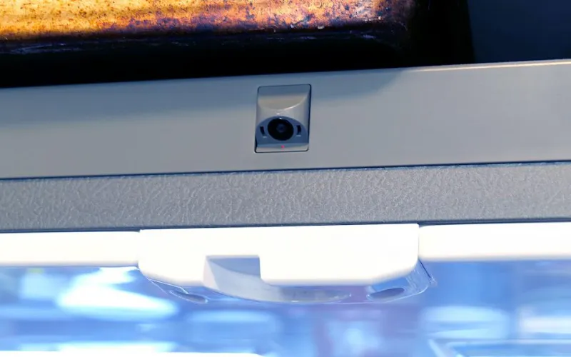 Холодильник использует ИИ для автоматического отслеживания распознанных продуктов и маркировки соответствующих фотографий.