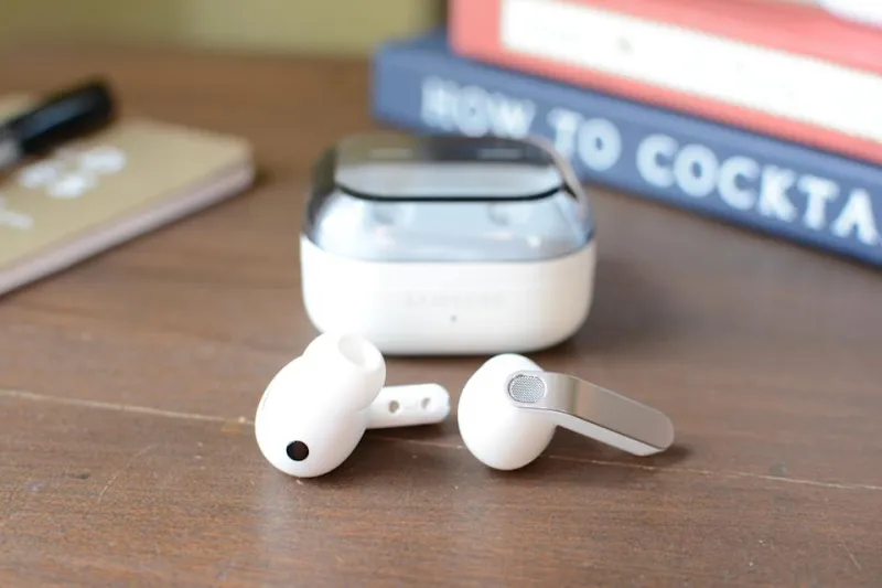 Samsung Galaxy Buds 4 Pro (слева) и Samsung Galaxy Buds 4 (справа)