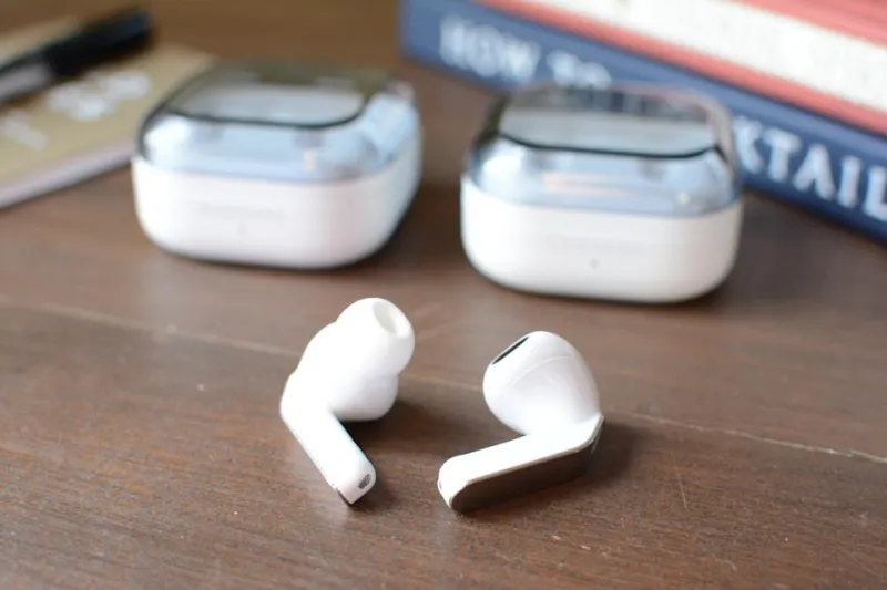 Samsung Galaxy Buds 4 Pro (слева) и Galaxy Buds 4 (справа)