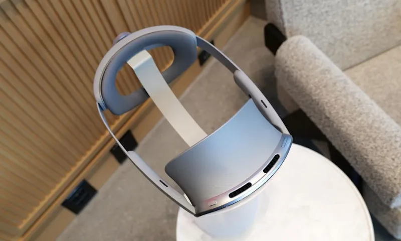 Этот разъем используется для подключения батарейного блока Galaxy XR. Ожидаемое время работы составляет около двух часов, или два с половиной при просмотре видео.