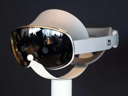 Вид сзади на гарнитуру Galaxy XR с демонстрацией оптических линз