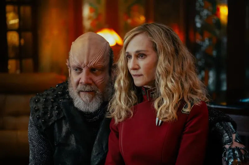 Пол Джиаматти в роли Нуса Браки и Холли Хантер в роли капитана Нахлы Аке в 6 эпизоде 1 сезона Звездного пути: Академия Звездного флота, доступного на Paramount+.