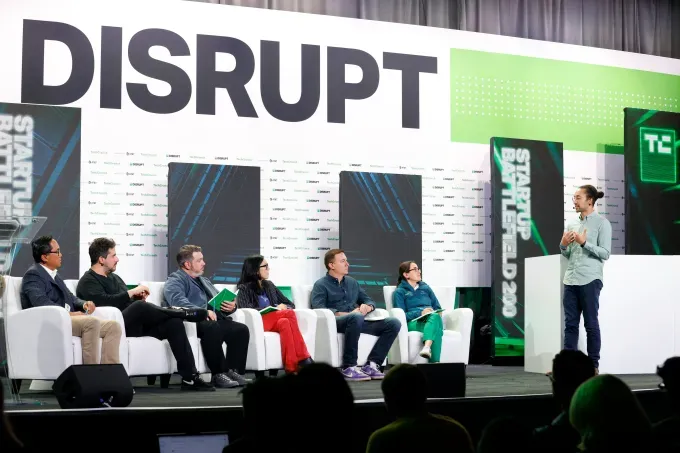 CEO Box Аарон Леви на сцене TechCrunch Disrupt в Сан-Франциско в 2019 году.