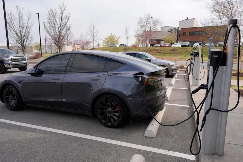 Tesla признала: роботакси иногда управляются людьми удалённо