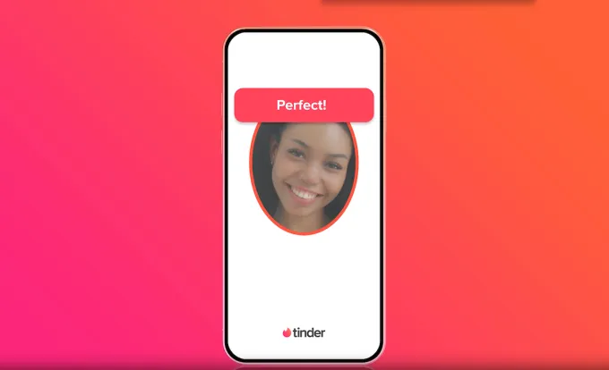 Tinder внедряет проверку подлинности по фото в США