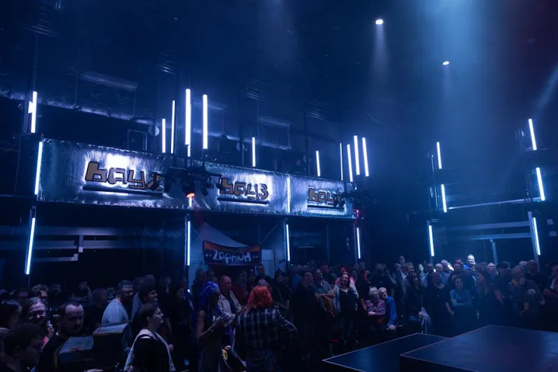 Фенчерч и Артур встречаются взглядами в пабе «Лошадь и всадник».