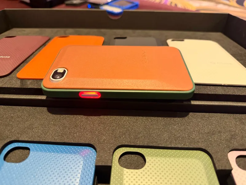 устройство Clicks Communicator с оранжевым корпусом и подсвеченной кнопкой уведомлений