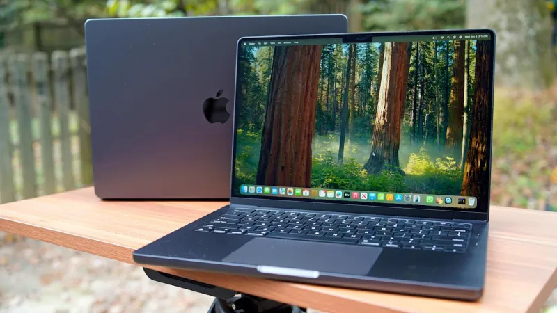 Apple MacBook Pro 14 дюймов вид сзади с логотипом Apple