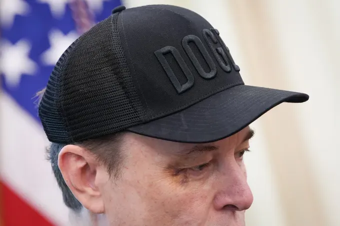 Генеральный директор Tesla Илон Маск с видимым черным глазом слушает, как президент США Дональд Трамп разговаривает с журналистами в Овальном кабинете Белого дома 30 мая 2025 года.