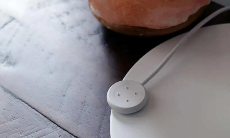 Зарядное устройство Pixel Watch 4 не только проще в использовании, но и его конструкция исключает путаницу с правильным позиционированием часов.