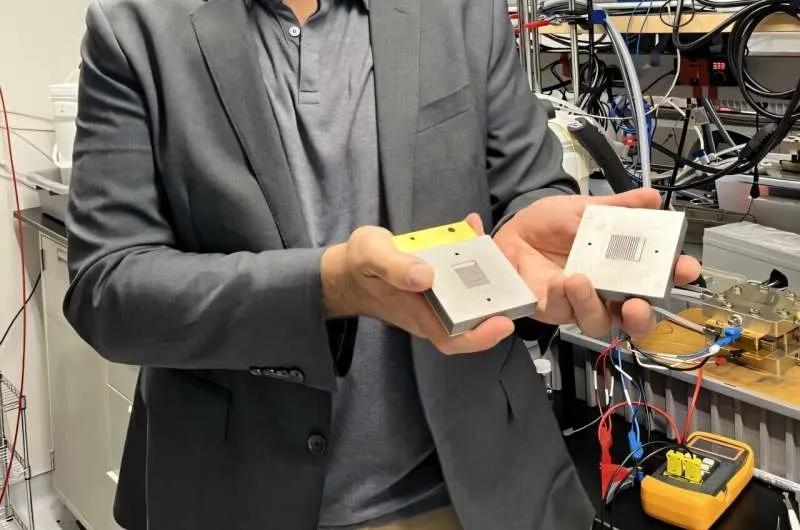 Low-cost green hydrogen: New electrode design dramatically reduces wear in membrane electrolyzers