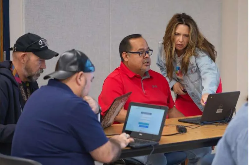 ИИ в школах: техногиганты инвестируют в обучение учителей