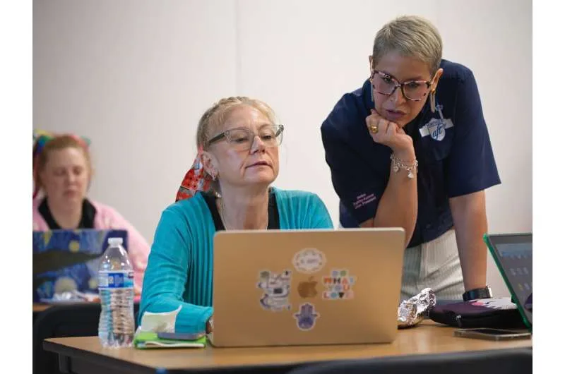 Крупные технологические компании обучают учителей работе с ИИ для внедрения чат-ботов в классы