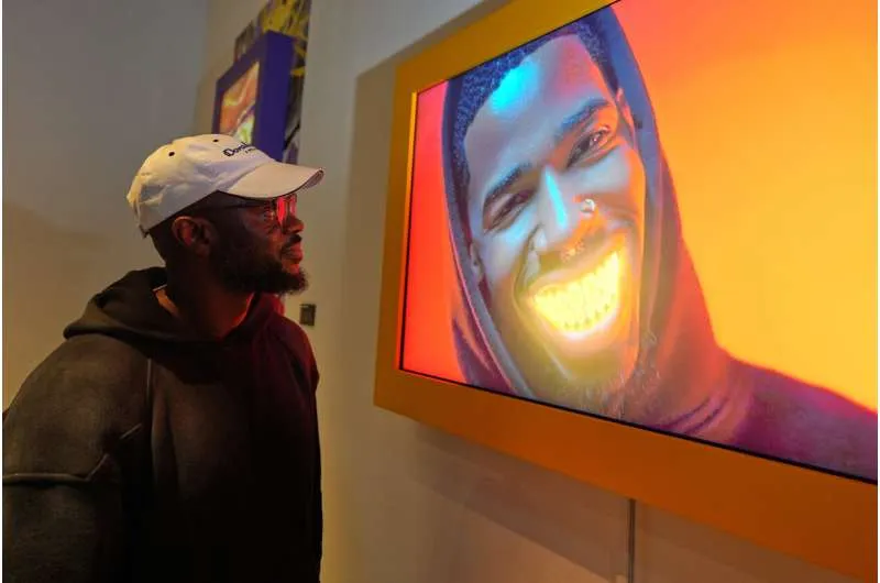 Люди собрались на AI Creative Gallery