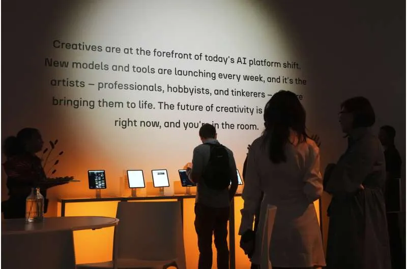 Уиллониус Хэтчер общается с посетителями AI Creative Gallery