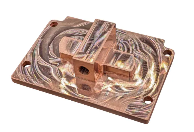 Медная охлаждающая пластина на белом фоне.