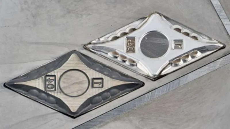 Structuring and polishing hard material components with laser pulses in a single clamping operation