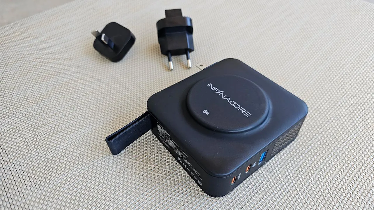 Ассортимент повербанков на деревянном столе