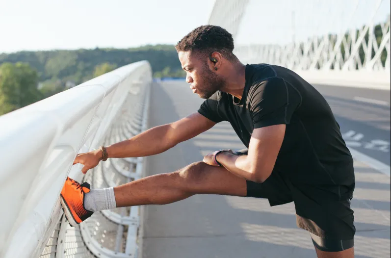 Несколько наушников.