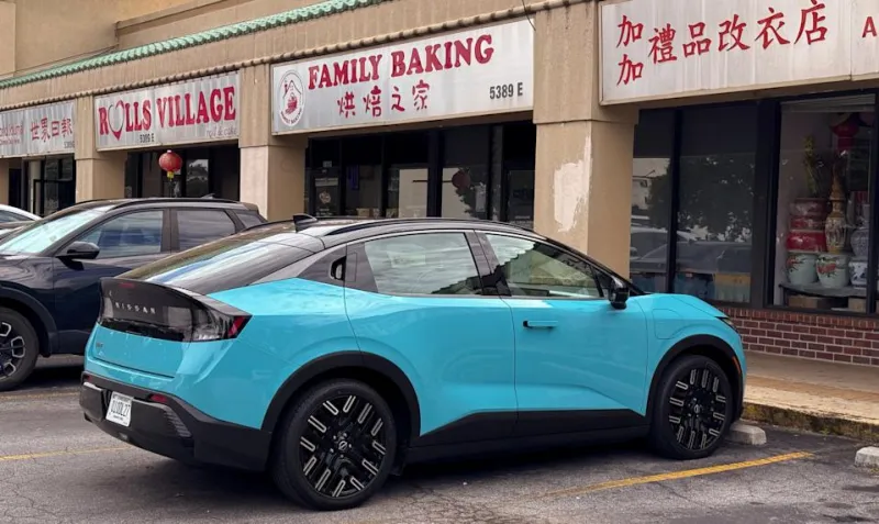 Один из двух портов зарядки на Leaf 2026