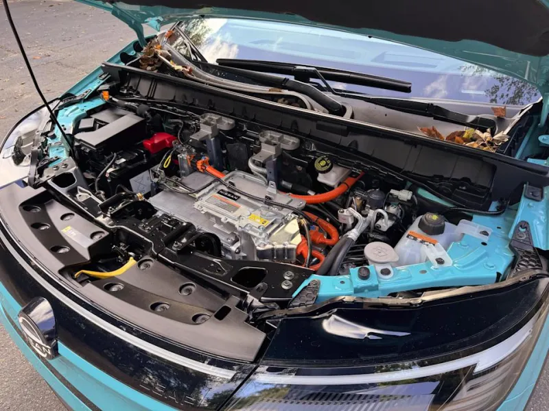 Nissan Leaf 2018 (слева) рядом с моделью 2026 (справа)