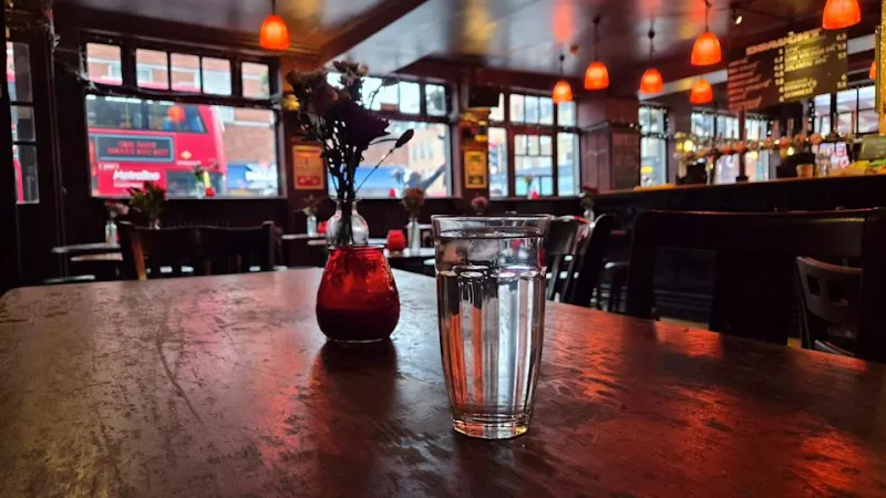 Пример изображения из S26, на котором стакан с водой в ярко освещённом пабе.