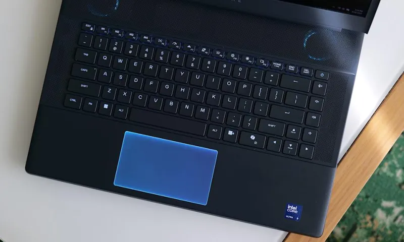 Единственные два порта на ноутбуке Area-51, которые находятся не сзади, — это считыватель microSD-карт и аудиоразъём 3.5 мм.