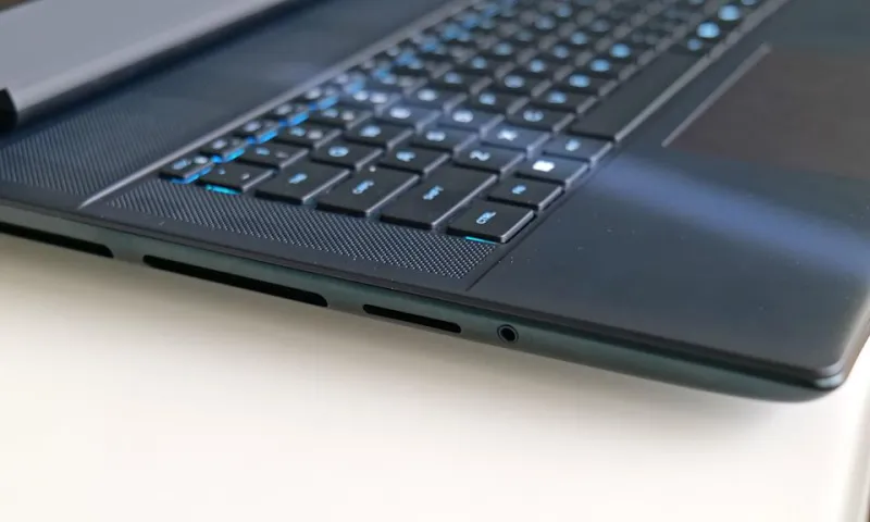 Ноутбук Alienware 16 Area-51 оснащён 16-дюймовым LCD-дисплеем с разрешением 2560 x 1600, яркостью 500 нит и частотой обновления 240 Гц.