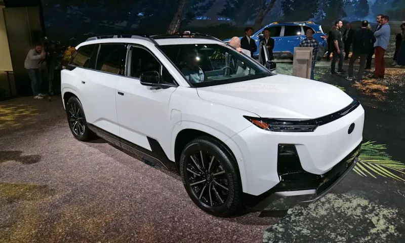 Санг Юп Ли из Hyundai на сцене представлял новый концепт внедорожника Boulder.