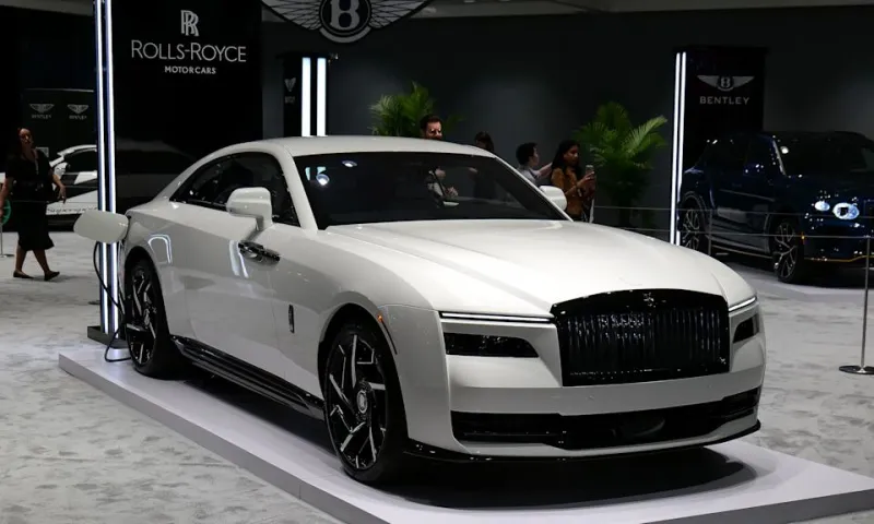 If I had infinite money, the Spectre would definitely be in my dream three-car garage. 