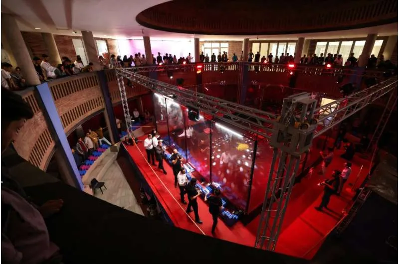 Студенты-инженеры готовят своего робота к соревнованию на Технологической Олимпиаде Ирана