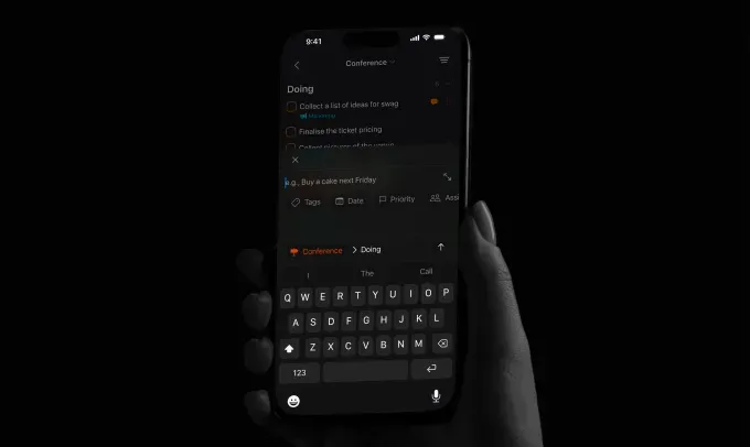 Скриншот, показывающий функции дневникового приложения Day One, реализованные с использованием локальной модели Apple. Эти функции включают сводку, предложение заголовка и генерацию подсказок для углубления в написание