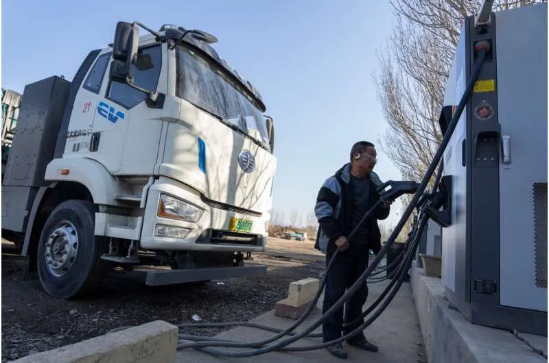 Китайские дизельные грузовики переходят на электричество. Это может изменить мировой спрос на СПГ и дизельное топливо.